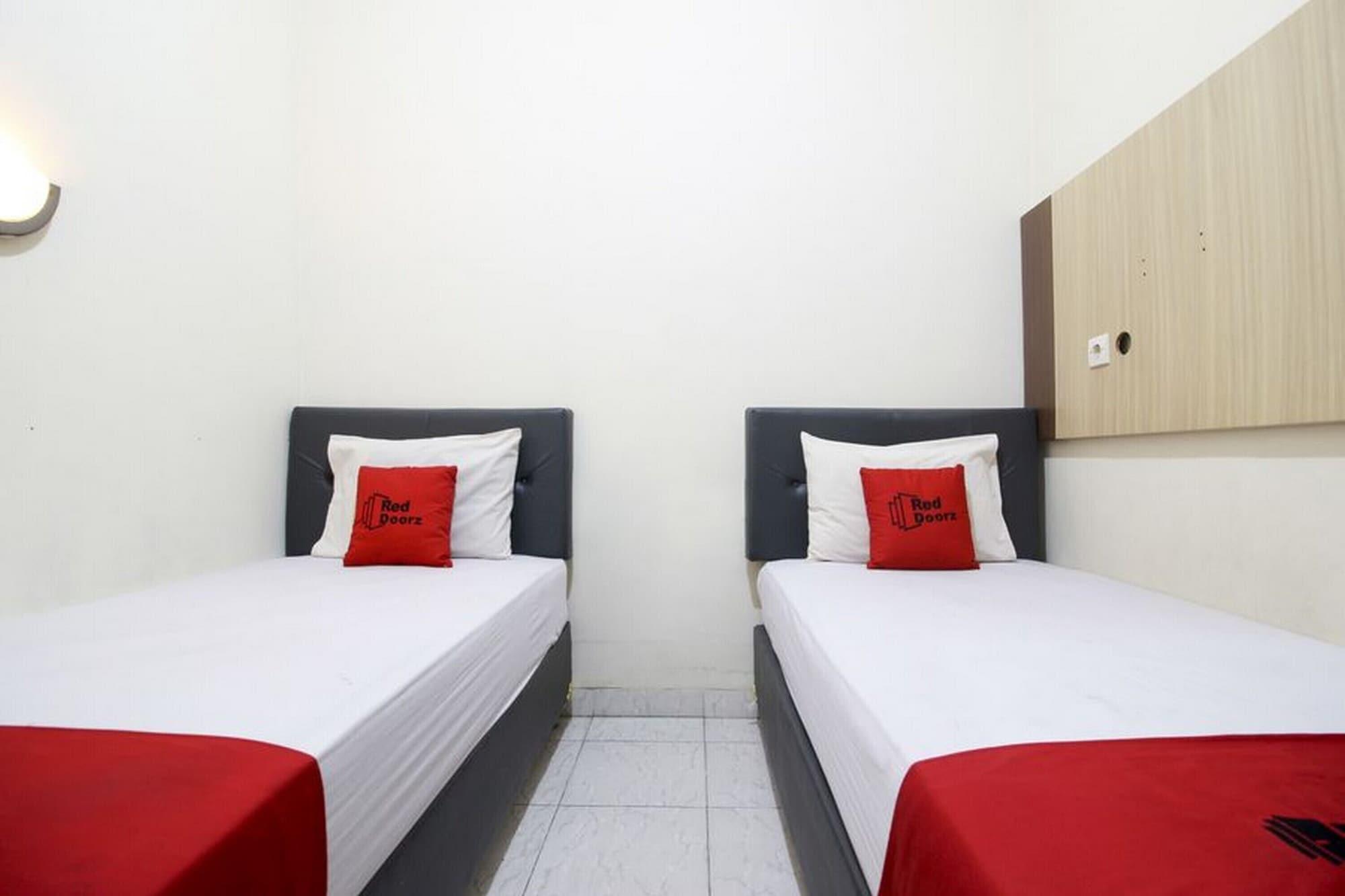 Reddoorz Plus Near Stadion Mandala Krida Yogyakarta Extérieur photo
