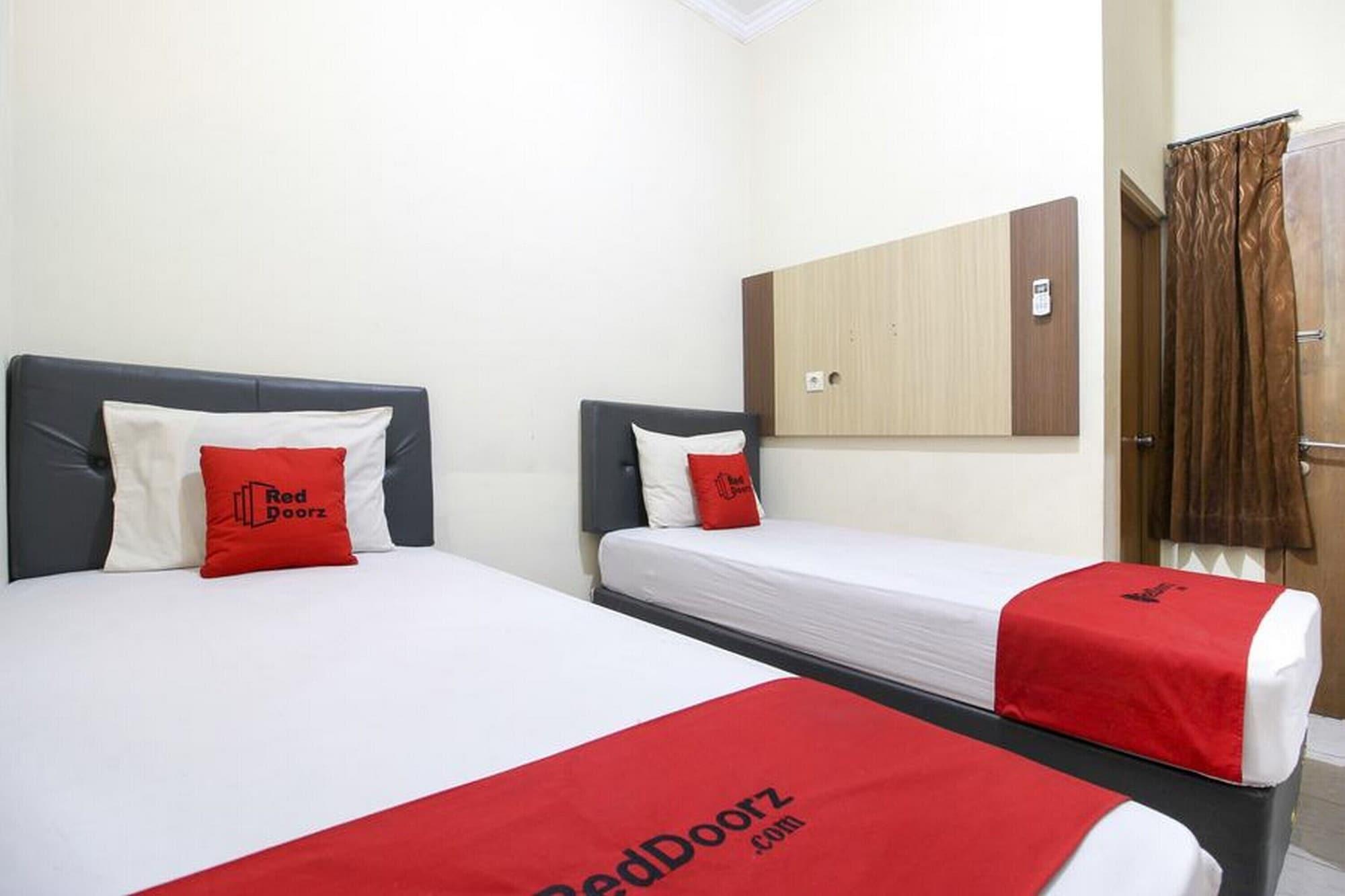 Reddoorz Plus Near Stadion Mandala Krida Yogyakarta Extérieur photo